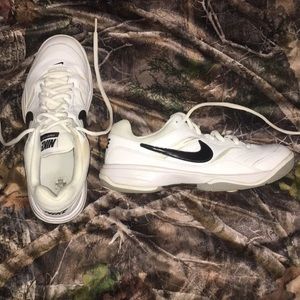 Men's Nike Tennis Shoes. MINIMAL Staining.